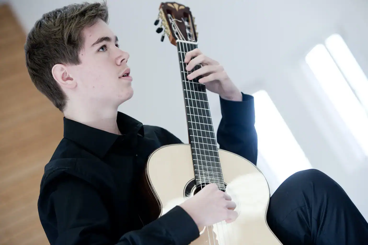 Daniel Hackbarth spielt Gitarre