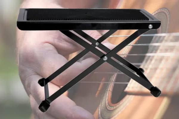 Gitarre spielen lernen mit Fußbank